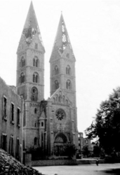 Blick auf die Adalberokirche 1945 aus Richtung Am Exerzierplatz.